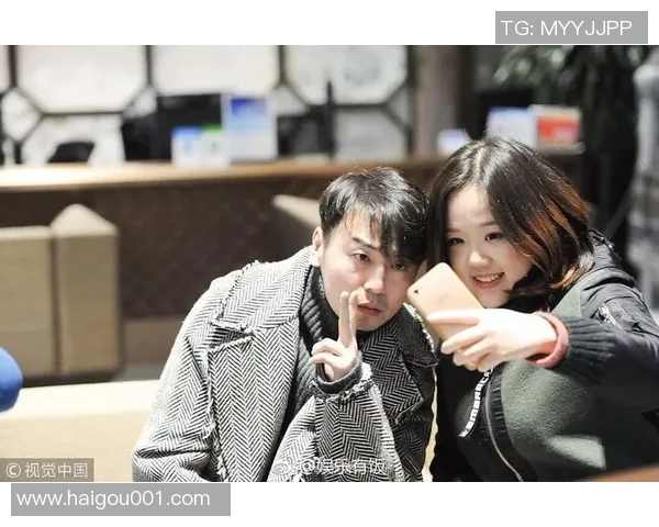 足球明星街头现身引发围观粉丝争相合影抢夺签名热潮不断